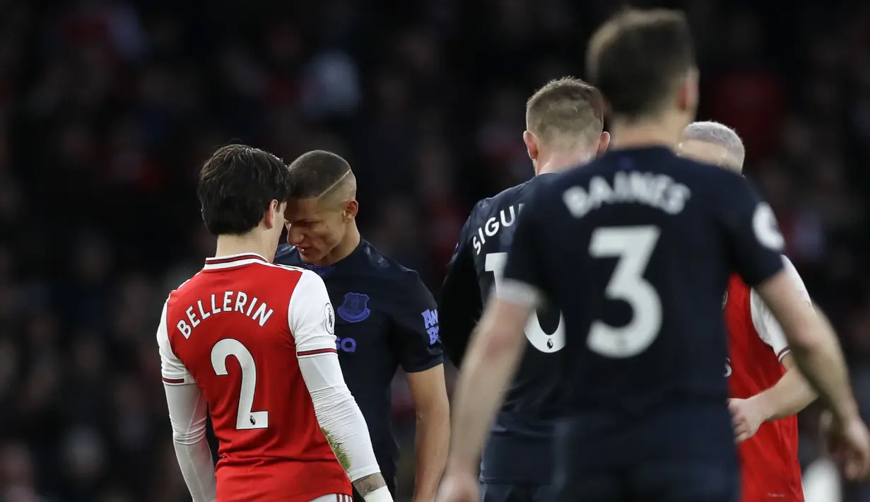 Pemain Arsenal Hector Bellerin (kiri) berdebat dengan pemain Everton Richarlison (kedua kiri pada pertandingan Liga Inggris di Emirates Stadium, London, Minggu (23/2/2020). Arsenal menang 3-2. (AP Photo/Kirsty Wigglesworth)