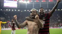 Pemain Flamengo, Gabriel Barbosa, bersama Rodinei, merayakan kemenangan atas Emelec pada laga Copa Libertadores di Stadion Allianz Parque, Sao Paulo, Selasa (30/7). Palmeiras lolos ke babak perempat final. (AFP/Nelson Almeida)
