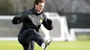 Manchester City's Elano attends a training session at their Carrington training ground ,Manchester, on December 2, 2008, on the eve their UEFA Cup group A match against Paris Saint-Germain. AFP PHOTO/ANDREW YATES