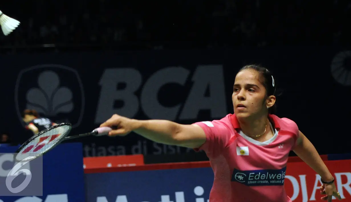 Pebulutangkis tunggal puteri India, Saina Nehwal berusaha mengembalikan bola saat laga melawan Pai Yu Po (Taiwan) di BCA Indonesia Open 2016, Istora Senayan, Jakarta, Selasa (31/5/2016). Saina unggul 21-11, 19-21, 21-15. (Liputan6.com/Helmi Fithriansyah)