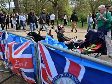 Para penggemar kerajaan, sudah berkemah menjelang upacara penobatan Raja Charles III dan Ratu Camilla pada 6 Mei, di The Mall di pusat kota London, Minggu (30/4/2023). (Photo by JUSTIN TALLIS / AFP)