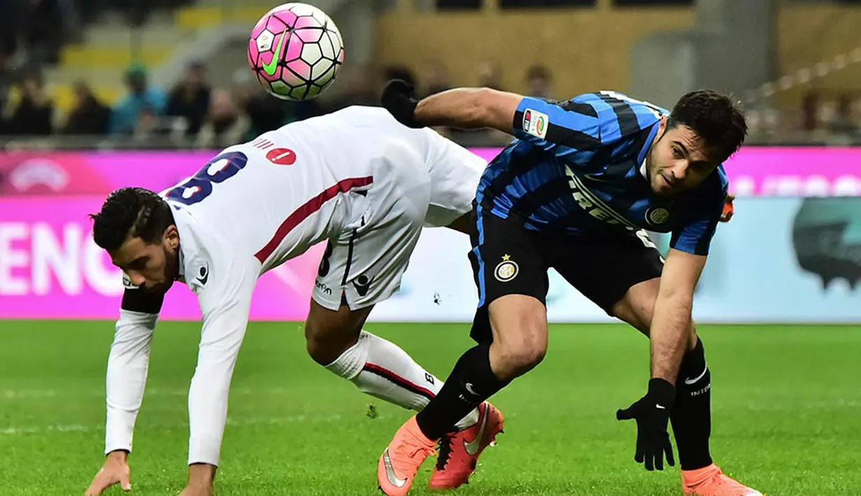 Gelandang Bologna, Saphir Taider, berebut bola dengan penyerang Inter Milan, Eder. Sementara Bologna pekan depan akan bertandang ke Atalanta. (AFP/Giuseppe Cacace)