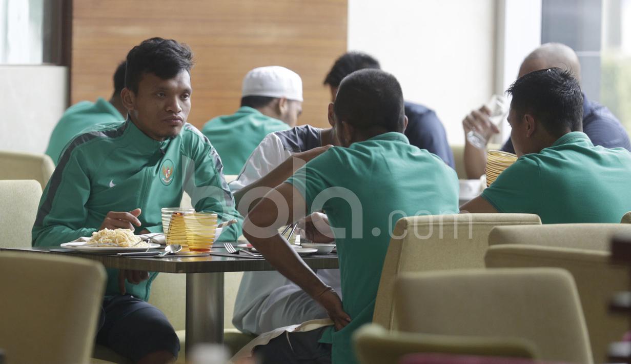 Ferdinan Sinaga dan para pemain Timnas Indonesia menikmati makan siang sambil ngobrol di ruang makan Hotel Grand Fourwings, Bangkok, Jumat (16/12/2016). (Bola.com/Vitalis Yogi Trisna)