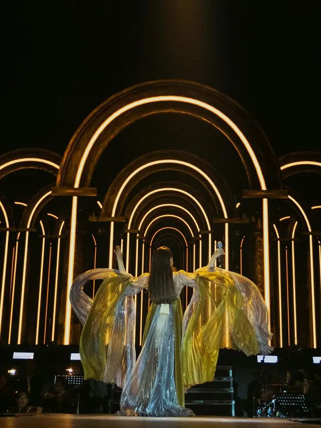 Rossa Kenakan Gaun Rancangan Desainer Met Gala di Konser 25 Tahun Berkarier