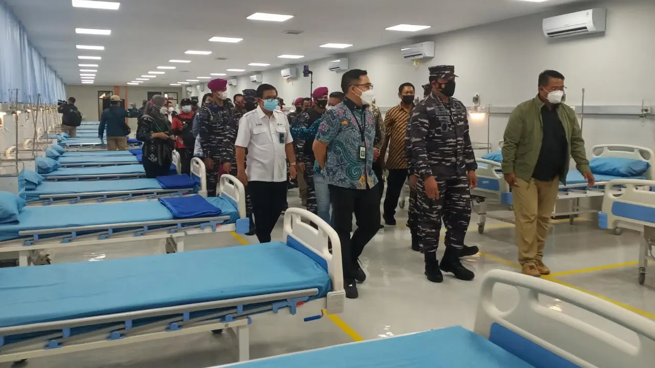KSAL Laksamana TNI Yudo Margono melihat tempat Isolasi Terpadu (Isoter) Covid-19 di kawasan PT Surabaya Industrial Estate Rungkut (SIER). (Dian Kurniawan/Liputan6.com)
