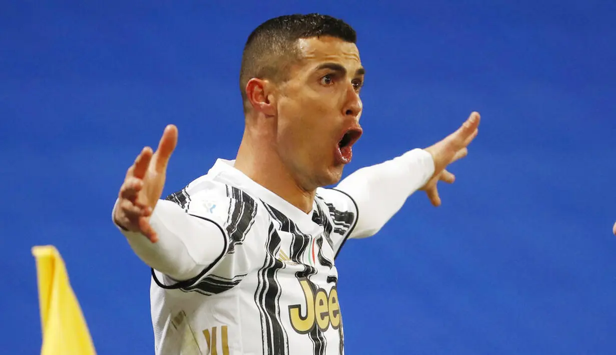 Striker Juventus, Cristiano Ronaldo, melakukan selebrasi mencetak gol ke gawang Napoli pada laga final Piala Super Italia di Stadion Mapei, Rabu (20/1/2021). Juventus menang dengan skor 2-0. (Massimo Paolone/LaPresse via AP)