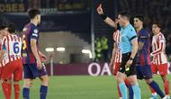 Bek Barcelona, Pau Cubarsi, mendapatkan kartu merah dari wasit Istvan Kovacs saat menghadapi Atletico Madrid di leg pertama perempat final Liga Champions 2025/2026 di Camp Nou, Kamis (9/4/2026) dini hari WIB. (Lluis GENE / AFP)