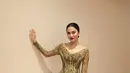 Azizah Salsha tampil bold dengan kebaya satu warna berwarna hijau olive. Ia padukan v-neck kebaya dengan kain tenun dan heels hijau olive [@azizahsalsha_]