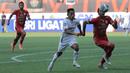 <p>Pemain Persija Jakarta, Hansamu Yama (kanan) berebut bola dengan pemain Persis Solo, Samsul Arif dalam laga pekan ke-2 BRI Liga 1 2022/2023 antara Persija Jakarta melawan Persis Solo di Stadion Patriot Candrabhaga, Bekasi, Minggu (31/7/2022) sore WIB. (Bola.com/Ikhwan Yanuar)</p>