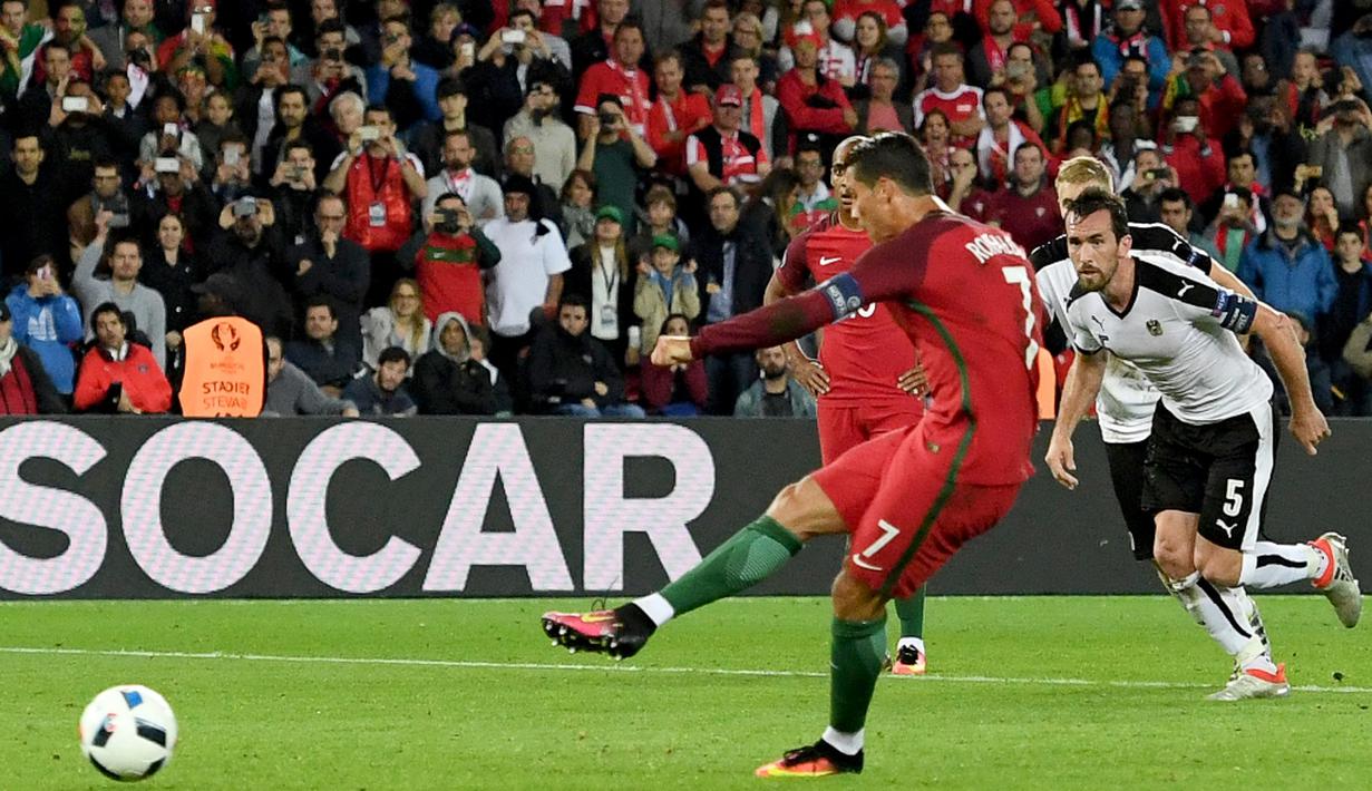 Striker Portugal, Cristiano Ronaldo, saat melakukan tendangan penalti ke gawang Austria pada laga kedua Grup F Piala Eropa 2016 di Parc des Princes, Minggu (19/6/2016) dini hari WIB. (AFP/Francisco Leong)