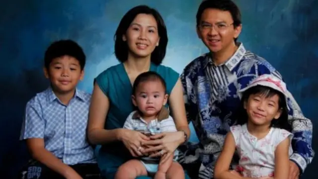 [Bintang] Supaya Nggak Ketahuan Ahok, Veronica Tan Ganti Nama Julianto Tio di Handphone-nya