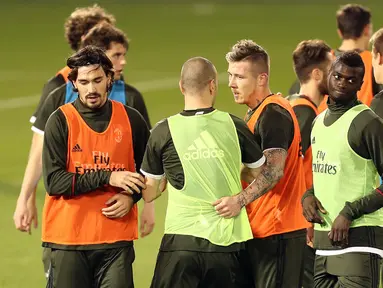 Para pemain AC Milan berlatih ringan di Doha, Qatar, Kamis (22/12/2016). Latihan ini merupakan persiapan jelang laga penuh gengsi, Supercoppa Italiana melawan Juventus. (AFP/Karim Jaafar)