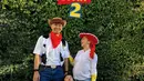 Nikita Willy perankan karakter Jessie dari Toy Story meski sedang hamil besar. Ia padukan kemeja putih jeans dengan topi koboy dan boots heels [@nikitawillyofficial94]