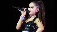 Dalam sebuah wawancara, Ariana Grande sempat mengungkapkan pengalaman buruknya saat menghibur penonton ( Scott Roth/AP)