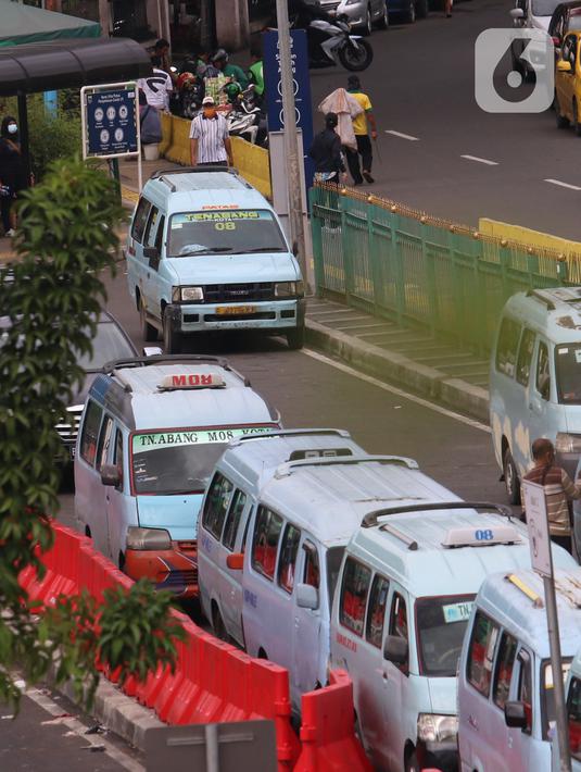 Pengemudi angkot menunggu penumpang di kawasan Stasiun Tanah Abang, Jakarta, Kamis (7/1/2021). Pemerintah akan melakukan pembatasan kapasitas dan operasional transportasi umum seiring diterapkannya kebijakan Pembatasan Kegiatan Masyarakat (PKM) di Jawa dan Bali. (Liputan6.com/Angga Yuniar)