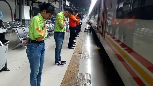 Sejumlah petugas di Stasiun Pasar Senen memberi salam hormat kepada para penumpang sesaat setelah kereta berjalan (Merdeka.com/Sania Mashabi)