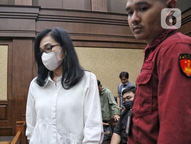 Ibu Gregorius Ronald Tannur, Meirizka Widjaja sesaat sebelum mengikuti sidang pembacaan vonis di Pengadilan Tindak Pidana Korupsi (Tipikor), Jakarta, Rabu (18/6/2025). (Liputan6.com/Angga Yuniar)