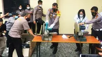 Kepala Polresta Pekanbaru Kombes Nandang memotong knalpot bising hasil razia. (Liputan6.com/M Syukur)
