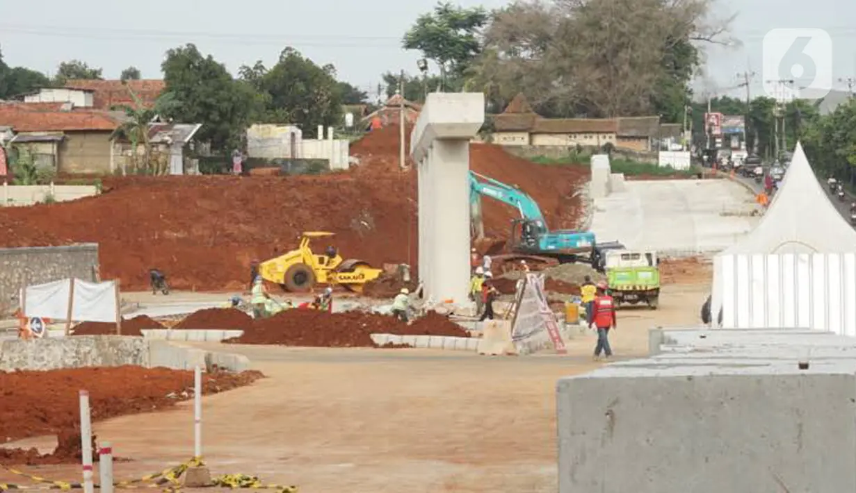 Pekerja menyelesaikan pembangunan proyek ruas tol Depok-Antasari untuk seksi II yang menghubungkan Jalan Brigif-Sawangan di kawasan Depok, Jawa Barat, Selasa (11/2/2020). Proyek sepanjang 6,3km tersebut ditargetkan beroperasi pada triwulan I-2020. (Liputan6.com/Immanuel Antonius)