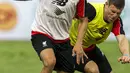 Joao Carlos Teixeira (kiri) dihadang oleh James Milner saat sesi latihan di Stadion Nasional Bangkok , Thailand, Senin (13/7/2015). Liverpool akan bertanding dengan tim All Stars Thailand di Stadion Rajamangala malam ini. (REUTERS/Athit Perawongmetha)