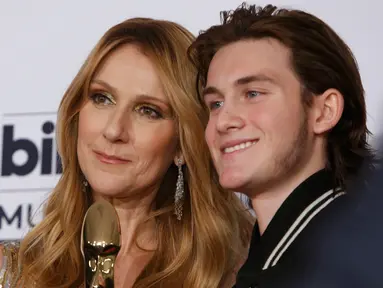 Penyanyi Celine Dion dan Rene-Charles Angelil usai menerima penghargaan Icon Award pada ajang Billboard Music Awards 2016 di Las Vegas, Minggu (22/5). Pesona anak sulung Celine Dion itu menyedot sebagian mata penonton perempuan. (REUTERS/Steve Marcus)