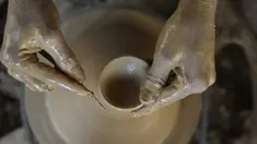 Seorang perajin tembikar membuat diyas atau pot minyak jelang Festival Diwali di pinggiran Hyderabad, India, 26 Oktober 2021. Diwali adalah salah satu festival besar yang dirayakan oleh umat Hindu, Jain, Sikh dan beberapa umat Buddha, terutama umat Buddha Newar. (NOAH SEELAM/AFP)