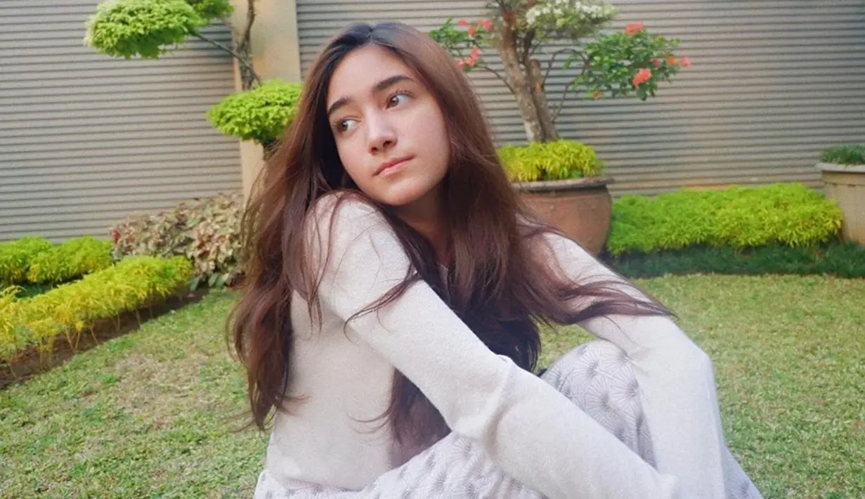 Rambut coklatnya yang panjang menjadi daya tarik tersendiri. (Liputan6.com/IG/@danniasalsabilla)