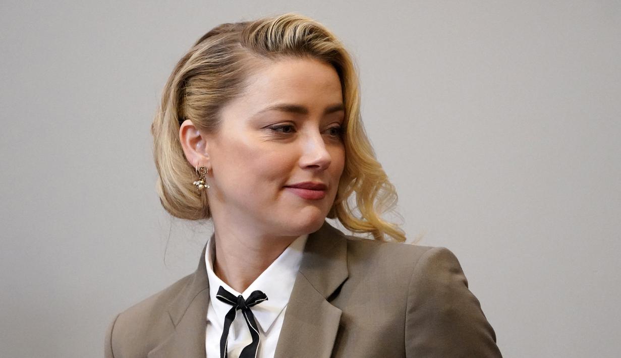 Aktris Amber Heard tiba di ruang sidang setelah istirahat di Fairfax County Circuit Courthouse, Fairfax, Virginia, Amerika Serikat, 23 Mei 2022. Pada tahun 2016 wajah Amber Heard dianalisis dalam sebuah gambar dan Dr Julian De Silva dari Harley Street menemukan wajahnya memiliki skor kesempurnaan tinggi, yakni sebesar 91,85 persen. (Steve Helber/POOL/AFP)