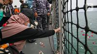 Kesedihan keluarga korban saat prosesi tabur bunga di lokasi jatuhnya pesawat Sriwijaya Air SJ 182 di perairan Kepulauan Seribu, Jumat (22/1/2020). Tabur bunga diikuti perwakilan keluarga korban, tim manajemen Sriwijaya Air, regulator, hingga Tim SAR. (Liputan6.com/Faizal Fanani)