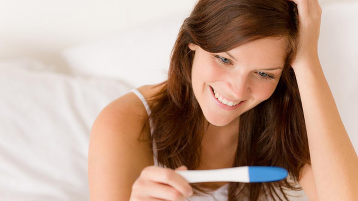 Подруги беседуют. Советы по воспитанию детей. Рекомендация девушки. Подруги шепчутся. Счастливая девушка с тестом на беременность.