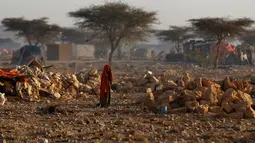 Seorang wanita Somalia berjalan melalui sebuah kamp pengungsi akibat kekeringan di Qardho, Somalia, Kamis (9/3). Presiden Somalia Mohamed Abdullahi Farmajo, menyatakan kekeringan ini sebagai bencana nasional. (AP/Ben Curtis)