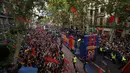 Bus pemain Barcelona melintas kerumunan suporter di Barcelona, (30/4/2018), Barcelona memastikan gelar La Liga usai menang atas Deportivo 4-2. (AP/Manu Fernandez)