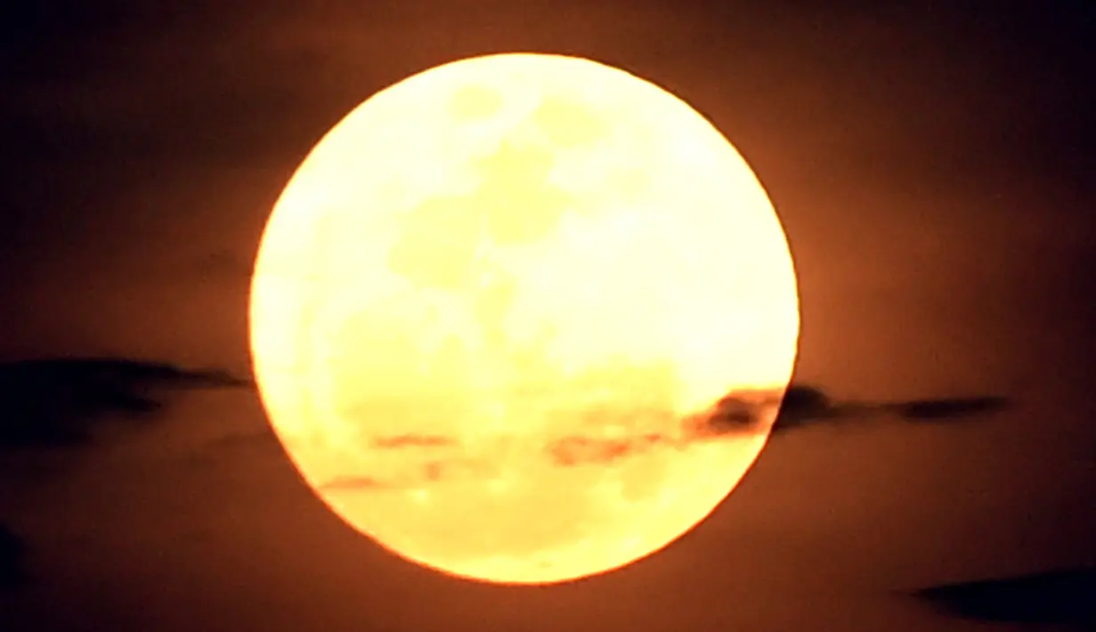 Penampakan supermoon yang terlihat di atas Pantai Sanur, Bali, Senin (14/11). Fenomena ini terjadi saat bulan mencapai titik terdekat dengan bumi dan merupakan fenomena supermoon terbesar dalam 68 tahun terakhir. (SONNY TUMBELAKA/AFP)