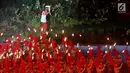 Peraih dua medali emas Asian Games 1978 dan dua medali emas Asian Games 1982 Yustedjo Tarik membawa obor Asian Games 2018 saat pembukaan di Stadion Utama Gelora Bung Karno (SUGBK), Jakarta, Sabtu (18/8). (Liputan.com/Fery Pradolo)