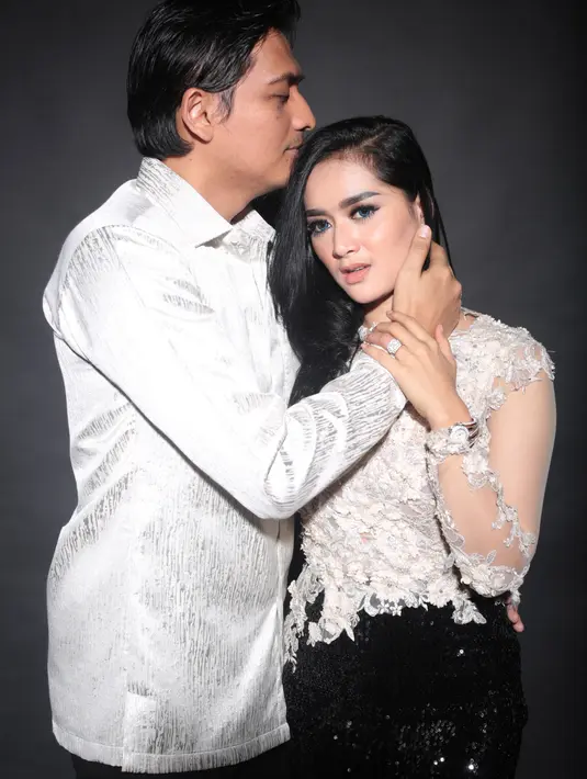 "Kalau misalnya saya tidak lulus dengan ujian ini mungkin saya adalah orang yang sangat merugi. Karena memang ujian saya berhijrah itu ada. Ujian dari materi, dari keluarga dan segala macam," kata Tiara Dewi. (Febio Hernanto/Bintang.com)