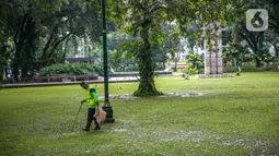 Petugas kebersihan bertugas di Taman Menteng, Jakarta, Kamis (31/12/2020). Pemprov DKI Jakarta mulai hari ini menutup sementara seluruh taman dan hutan kota di Ibu Kota jelang Tahun Baru 2021 untuk mengantisipasi penyebaran virus Covi-19. (Liputan6.com/Angga Yuniar)