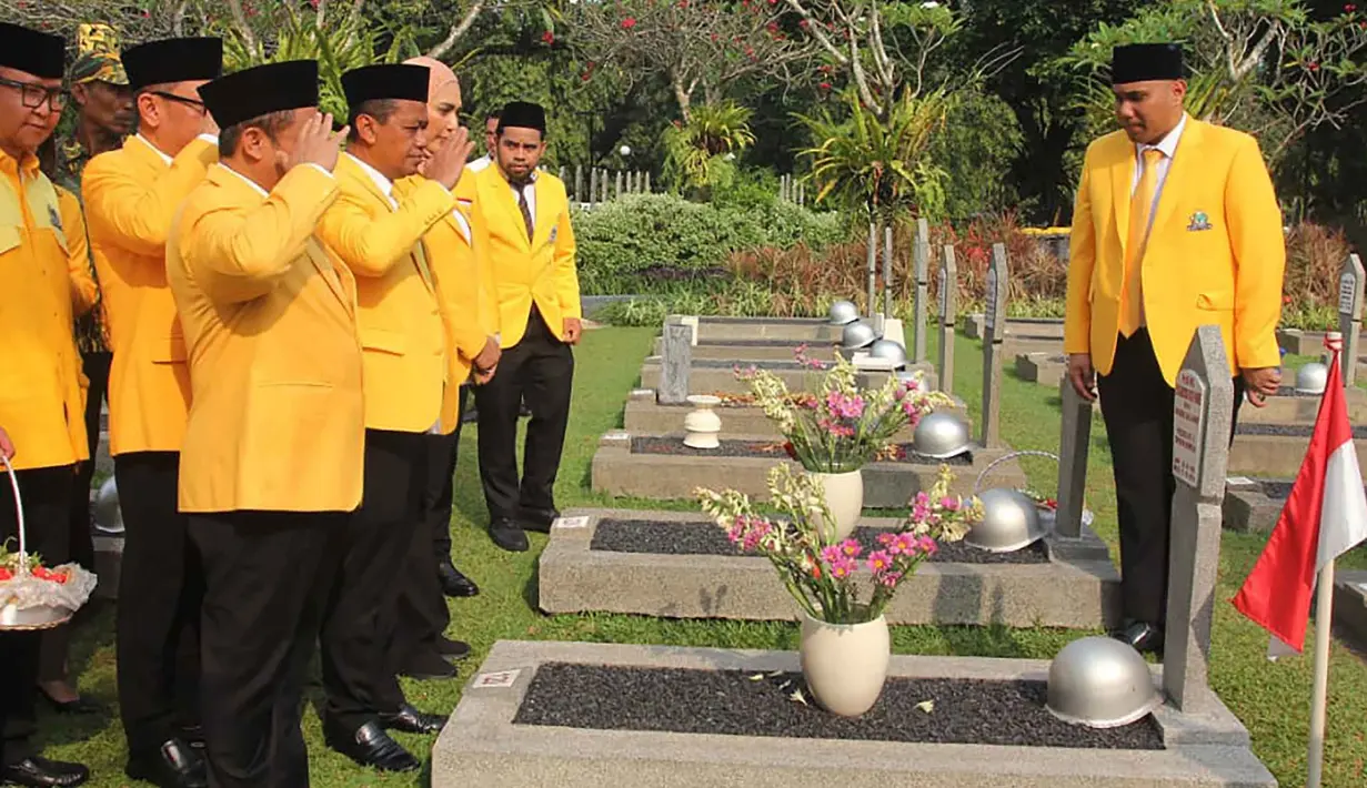 Bahlil Lahadalia memimpin langsung kegiatan ziarah yang dihadiri oleh puluhan kader Partai Golkar yang mengenakan jas warna kuning. (merdeka.com/Arie Basuki)