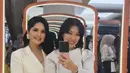 Annisa Pohan hadir dengan membawa tas Hermes abu-abu seharga Rp150 jutaan. Dipadukan setelan baju putih dari atasan blazer serta rok panjang sepan. [@nanaku]