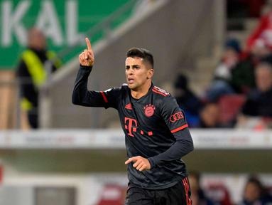 Pemain anyar Bayern Munchen, Joao Cancelo memulai debutnya dengan manis. Pemain yang dipinjam dari Manchester City tersebut langsung memberikan assist cantik yang membuahkan gol pertama bagi Die Rotten di babak 16 besar DFB Pokal 2022/2023 melawan FSV Mainz. (Twitter/FC Bayern)