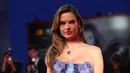 Model Brasil Alessandra Ambrosio berpose untuk fotografer saat tiba pada pemutaran perdana film 'Bardo' di Venice International Film Festival 2022, Venesia, Italia, 1 September 2022. Alessandra Ambrosio memilih anting-anting kristal biru dan liontin senada untuk melengkapi penampilannya. (Photo by Joel C. Ryan/Invision/AP)