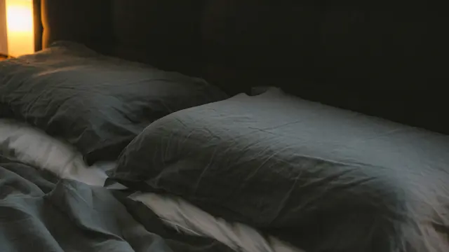 Ilustrasi kamar tidur dalam keadaan gelap. (Photo by Jake Charles on Unsplash)