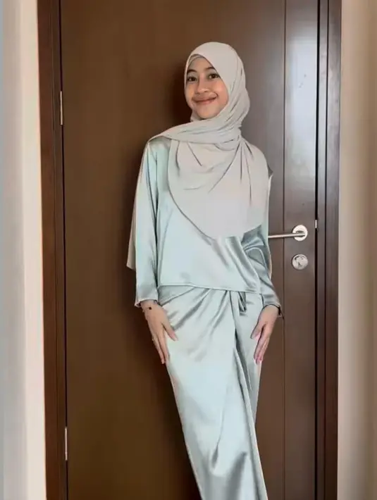Bosan dengan dress? One set berupa blouse dan wrap skirt seperti yang dikenakan Adiba Khanza juga nggak kalah menarik. Bisa padukan dengan hijab berbahan sifon. [@adiba.knza]
