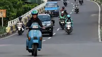 Bukan cuma suka, gadis yang tinggal di Tanjung Priok ini benar-benar pakai Vespa klasiknya setiap hari. (Otosia)