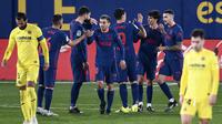 Pemain Atletico Madrid merayakan gol yang dicetak Joao Felix ke gawang Villarreal dalam laga jornada 25 La Liga, Senin (1/3/2021) dini hari WIB. Atletico Madrid menang 2-0 di markas Villarreal. (AP Photo/Jose Breton)