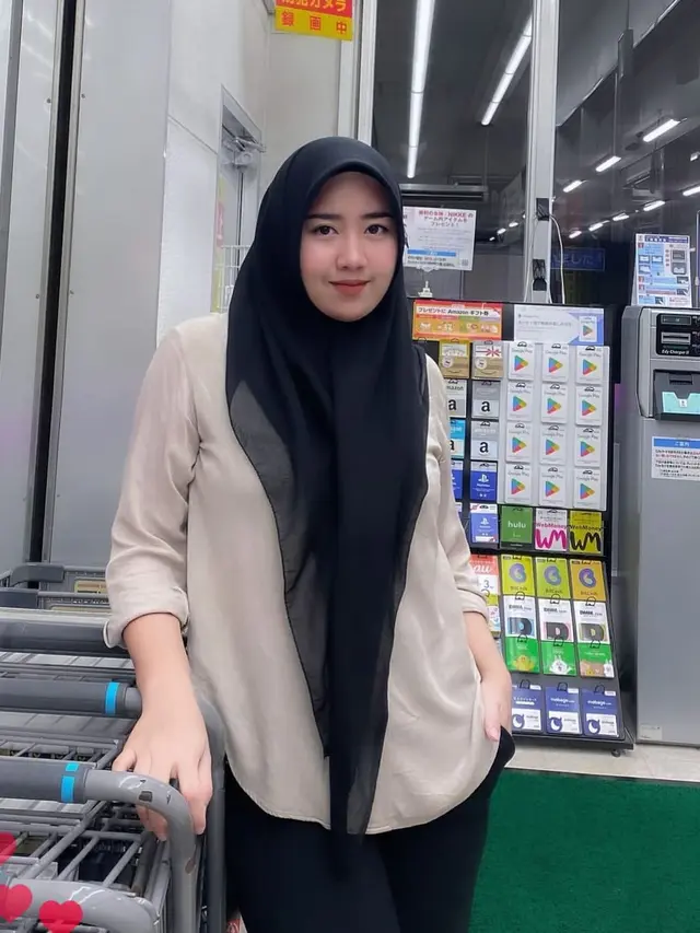 Potret Salmania yang diisukan dekat dengan Teuku Ryan (Sumber: Instagram/@salmaniia.f)