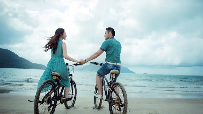 Ilustrasi padu padan baju couple.