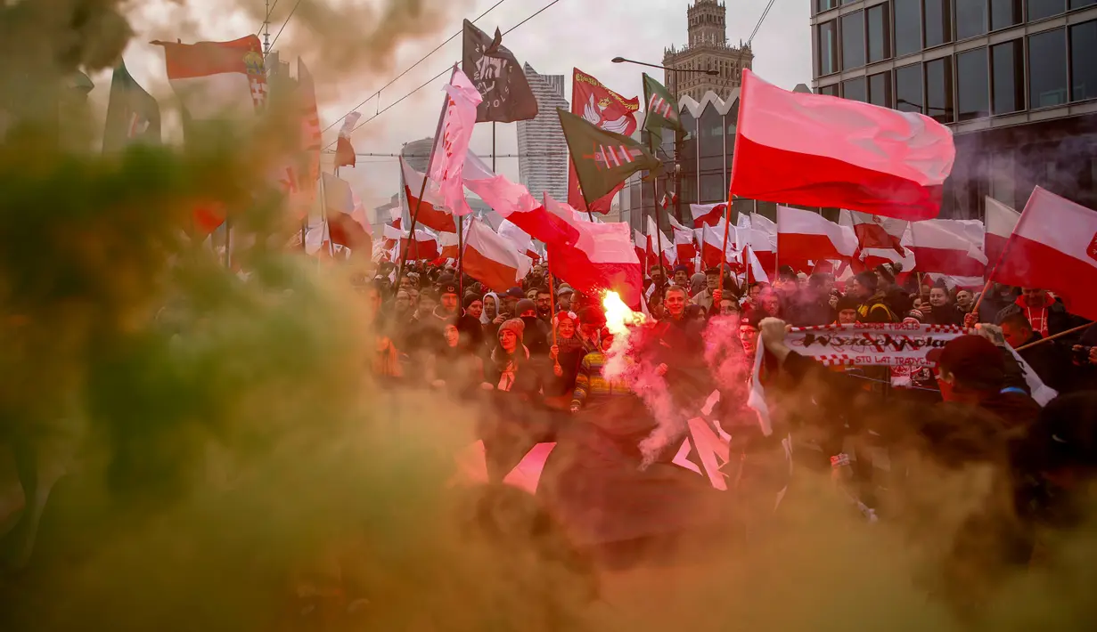 Ribuan orang berkumpul di pusat kota untuk pawai Hari Kemerdekaan tahunan di Warsawa, Polandia, 11 November 2022. Pawai diselenggarakan oleh kelompok-kelompok nasionalis yang telah ditandai dengan kekerasan dalam beberapa tahun terakhir. (AP Photo/Michal Dyjuk)