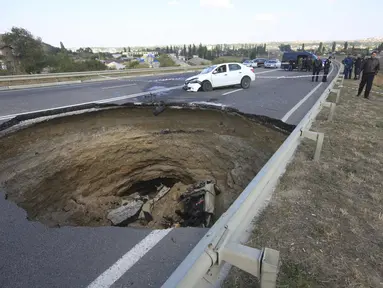 Sinkhole raksasa terbentuk di tengah jalan utama dekat Simferopol, ibukota Crime. (REUTERS/Pavel Rebrov) 