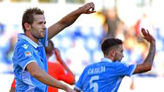 Pemain Lazio, Senad Lulic (kiri) merayakan golnya ke gawang Empoli pada lanjutan Serie A Italia di Stadion Olimpico, Roma, Italia, (25/9/2016). (EPA/Ettore Ferrari)