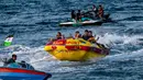 Pantai Lhoknga juga dikenal sebagai spot surfing populer. Tampak dalam foto, orang-orang saat berkumpul menikmati masa libur panjang Idulfitri di area olahraga air, Pantai Lhoknga, Aceh, pada Kamis 26 Maret 2026. (Chaideer MAHYUDDIN/AFP)